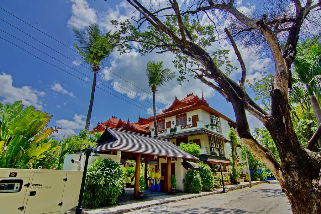 The Hotel by the Red Canal