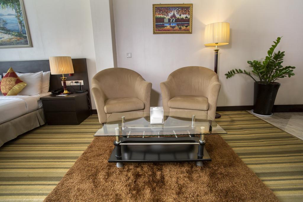 Esperado Lakeview Hotel