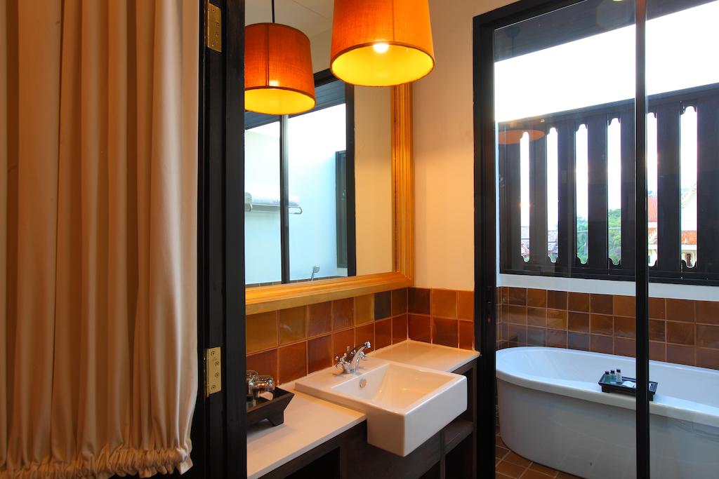 99 The Gallery Hotel