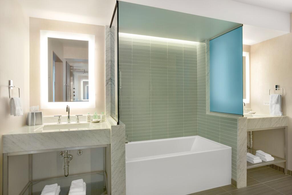 Royal Sonesta Chicago Riverfront
