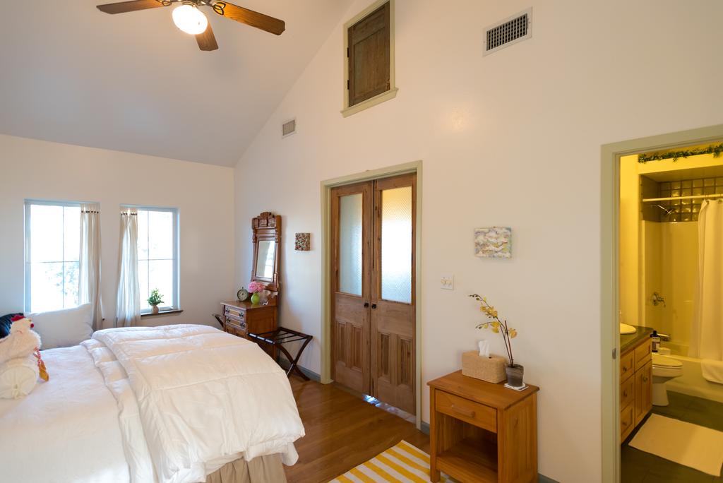 CYPRESS CABIN INN in the Woods