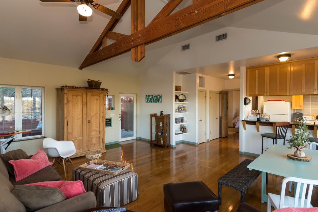 CYPRESS CABIN INN in the Woods